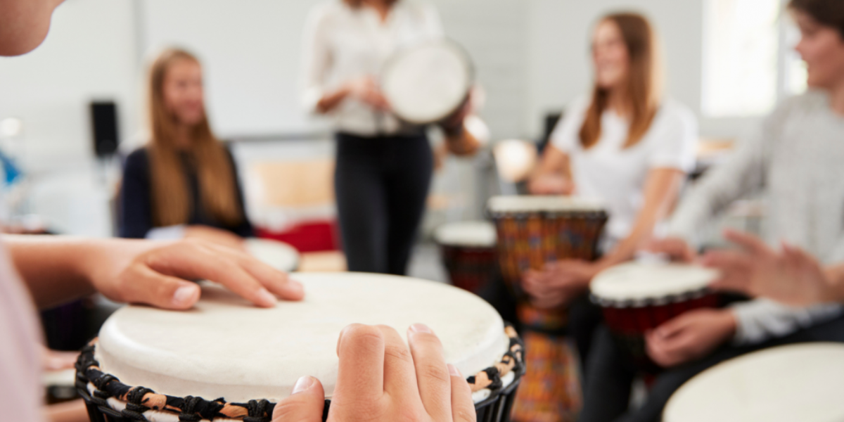 Como aprender percussão: dicas para estudar a arte do batuque